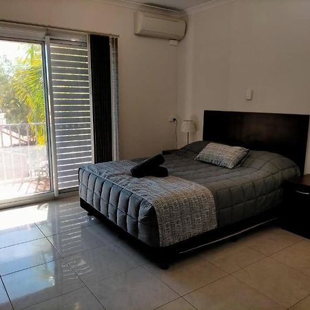 Derby Lodge Self Contained Apartments Екстериор снимка