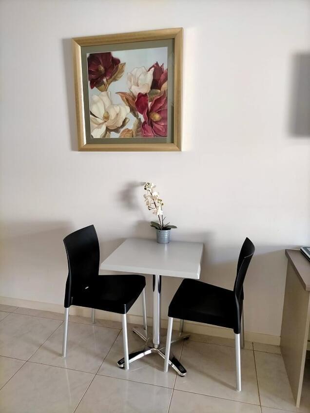 Derby Lodge Self Contained Apartments Екстериор снимка