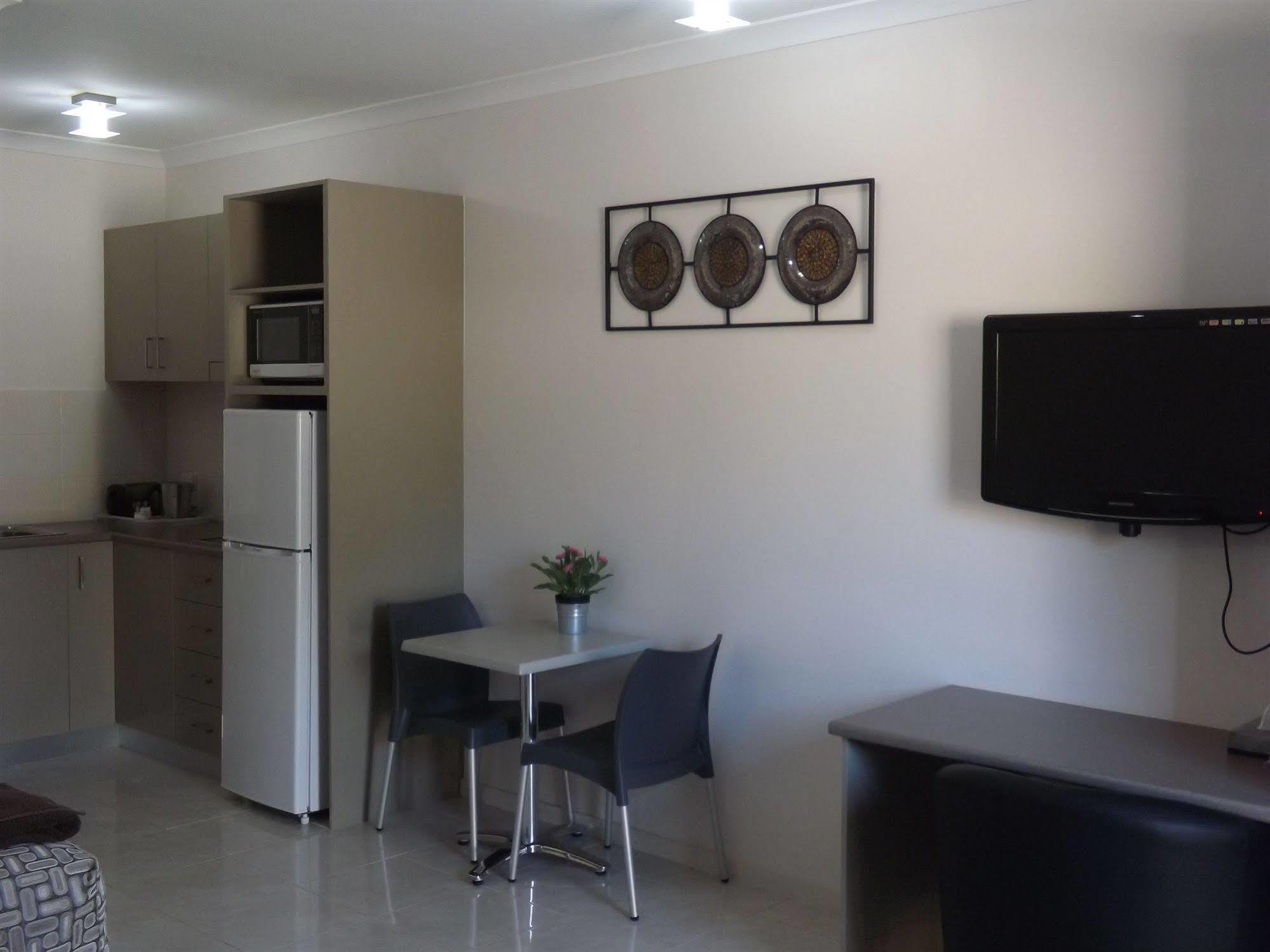 Derby Lodge Self Contained Apartments Екстериор снимка